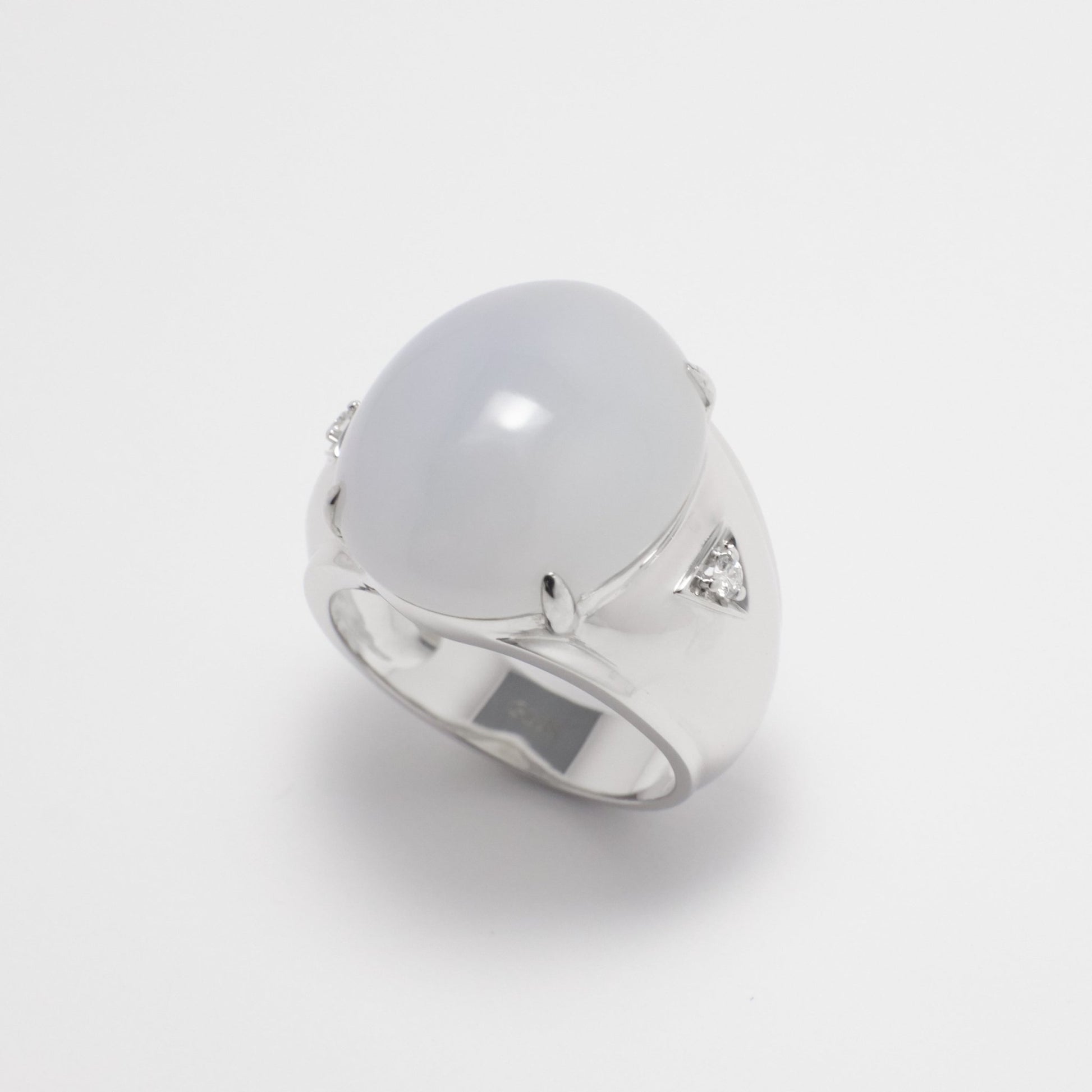 Ring - 18K白金緬甸冰糯淡紫鵝蛋形天然翡翠配鐨石戒指 - 雅玉珠寶
