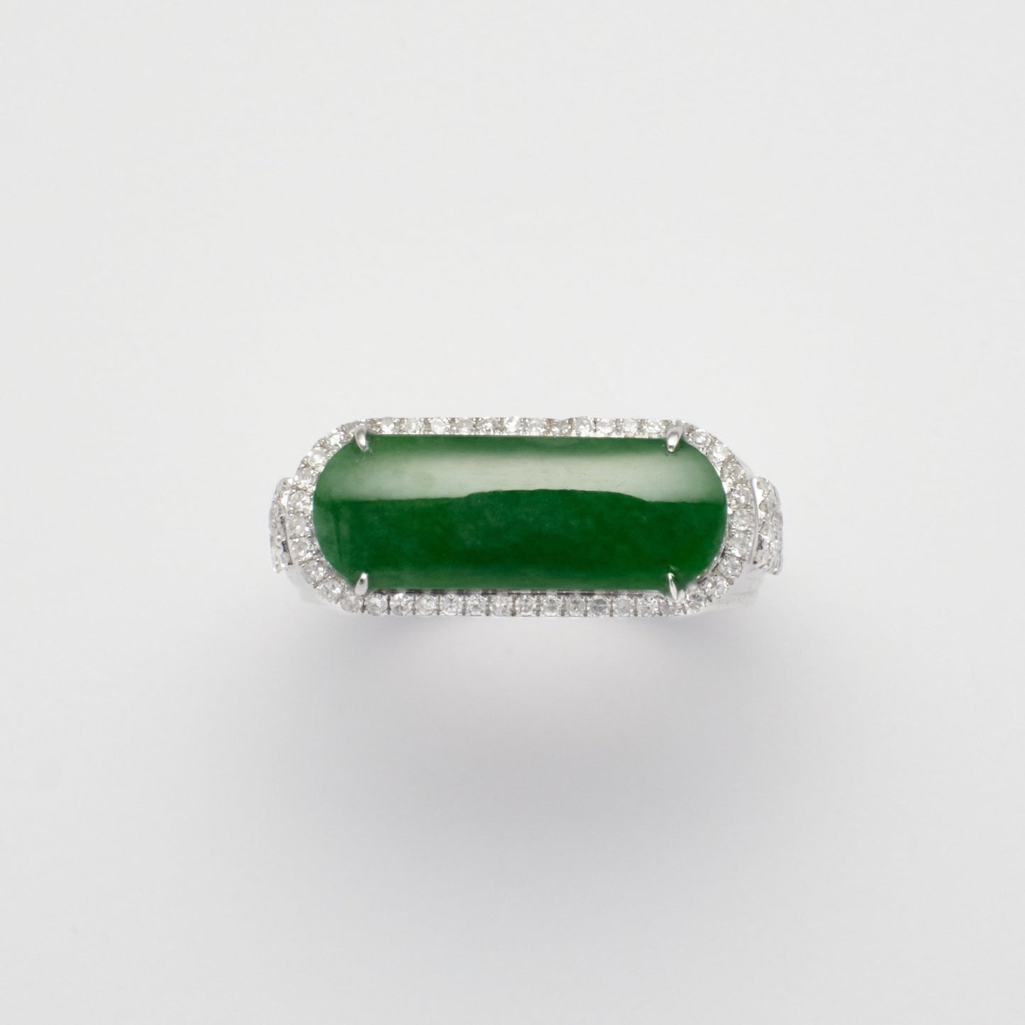 Ring - 18K白金緬甸老坑綠色馬鞍形天然翡翠配鑽石戒指 - 雅玉珠寶
