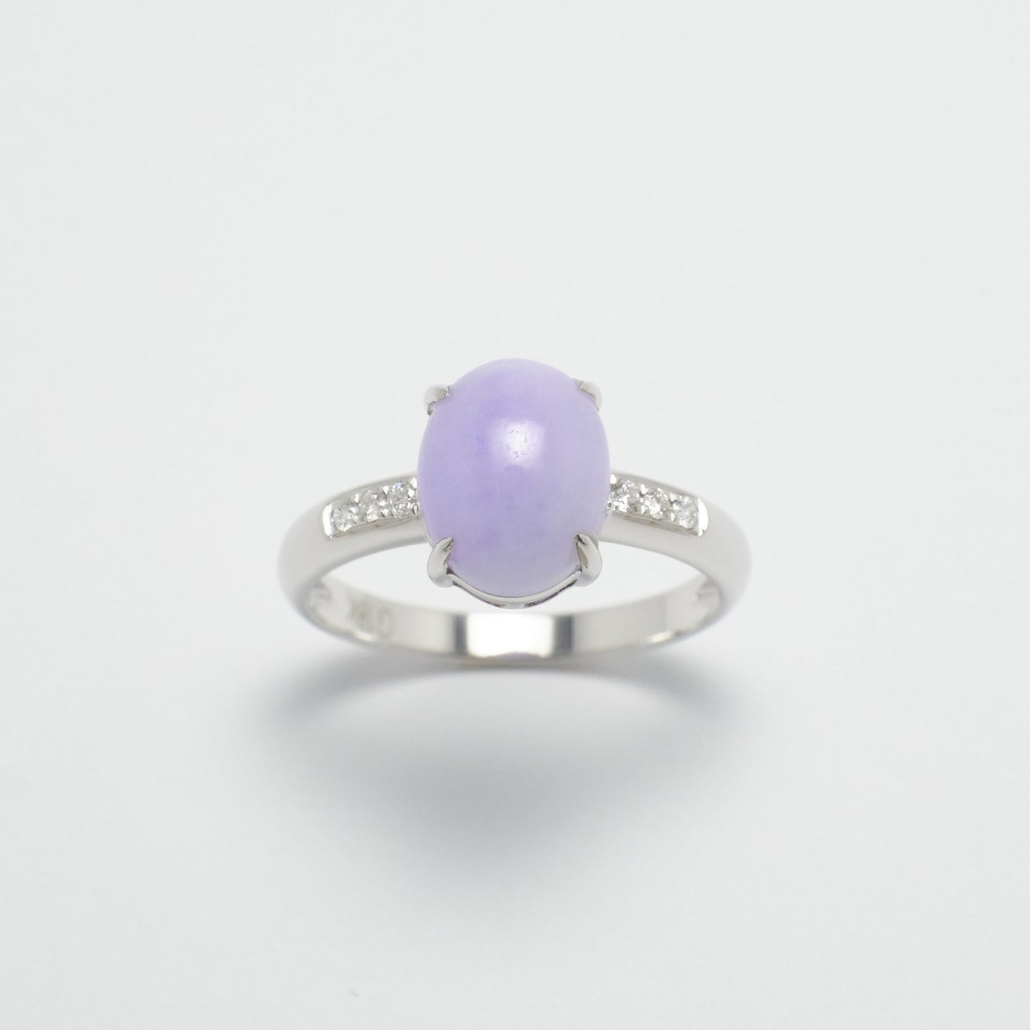 Ring - 18K白金緬甸紫羅蘭鵝蛋形天然翡翠配鑽石戒指 - 雅玉珠寶