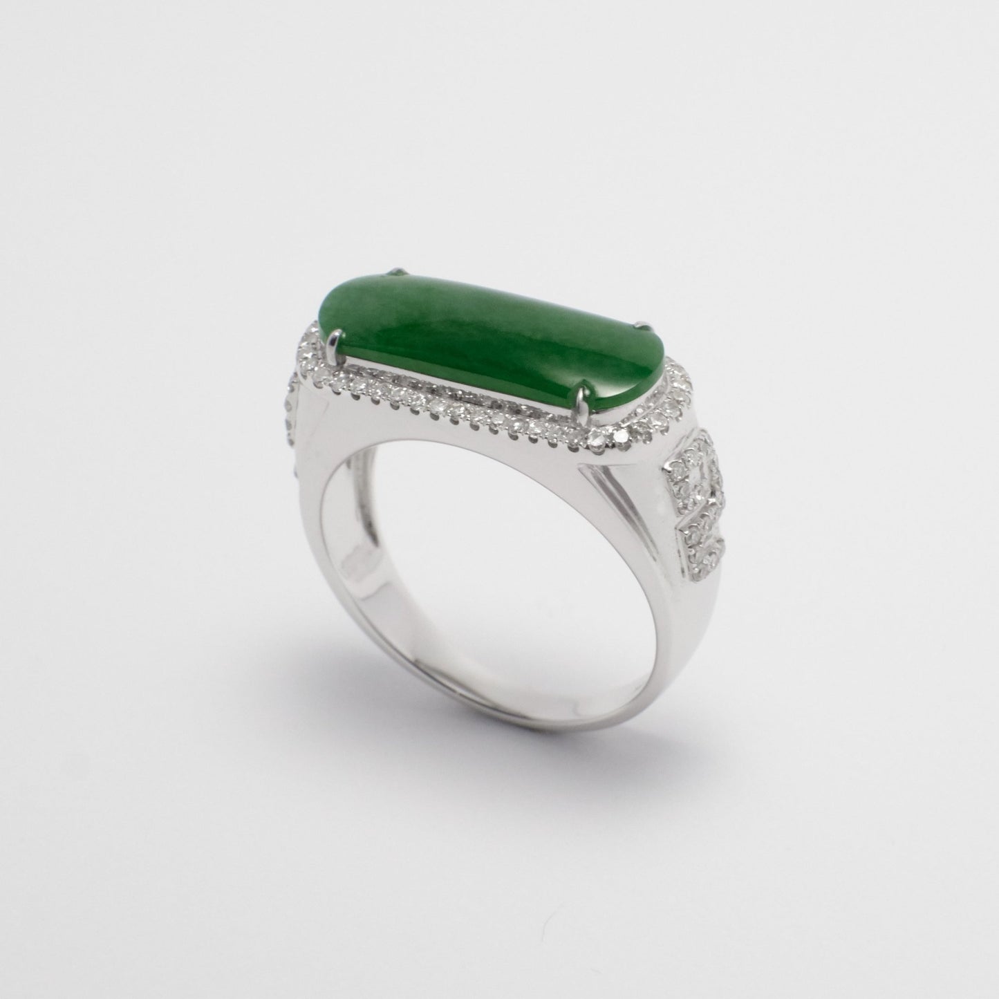 Ring - 18K白金緬甸老坑綠色馬鞍形天然翡翠配鑽石戒指 - 雅玉珠寶
