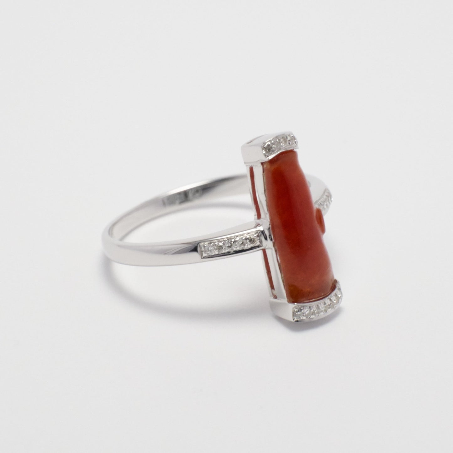 Ring - 18K白金緬甸紅翡竹形雕刻天然翡翠配鑽石戒指 - 雅玉珠寶